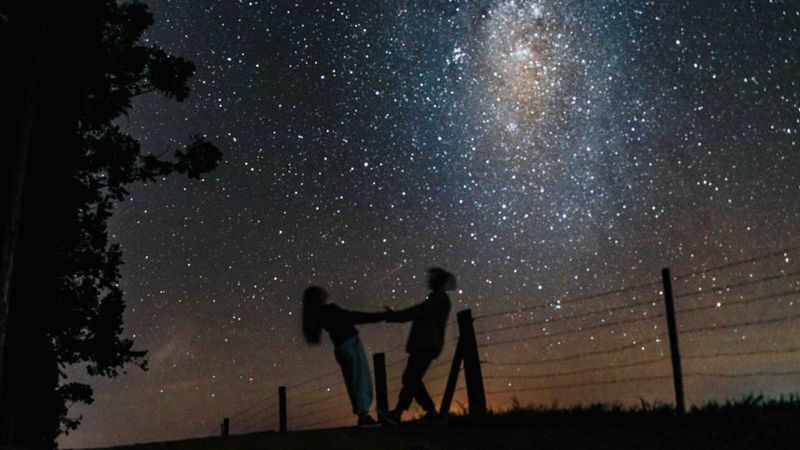 Horoskop miłosny 2026 – para pod gwiazdami